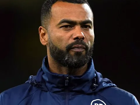 Ashley Cole bị trói và đe dọa cắt ngón tay