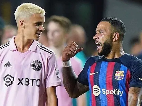 Con trai Beckham ra sân 5 phút trong trận thua Barca 0-6
