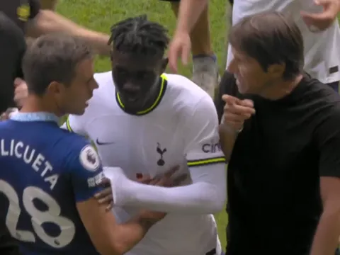 Sau Azpilicueta, Conte đụng độ thêm 1 sao Chelsea trong đường hầm
