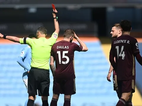 CHOÁNG! Sao Man City hứng trọn cú vào bóng ghê rợn từ cầu thủ Leeds