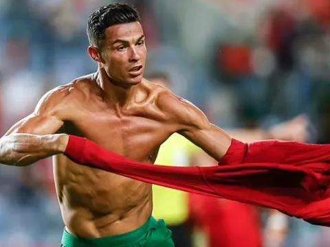 Cristiano Ronaldo khoe body như tạc tượng trong ngày phá vỡ kỷ lục