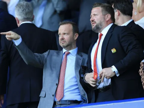 Cử chỉ đơn giản nêu bật khác biệt giữa Richard Arnold và Ed Woodward