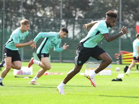 Cú hích lớn xuất hiện, tân binh đầy mạnh mẽ trên sân tập Arsenal