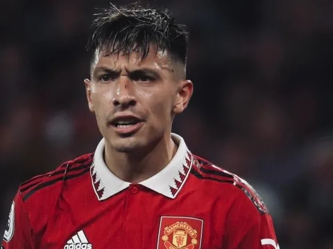 Cú huých vai của Martinez là điều MU còn thiếu