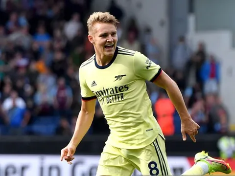 Cú sút phạt thành bàn của Odegaard đã gián tiếp đưa Granit Xhaka lên ghế dự bị