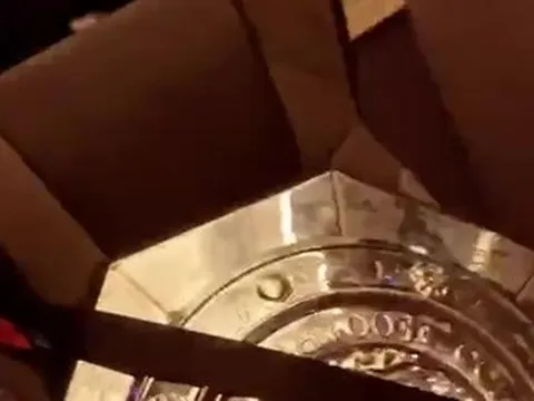 "Cưng như cưng trứng", Aubameyang làm hành động khó đỡ với siêu cúp nước Anh