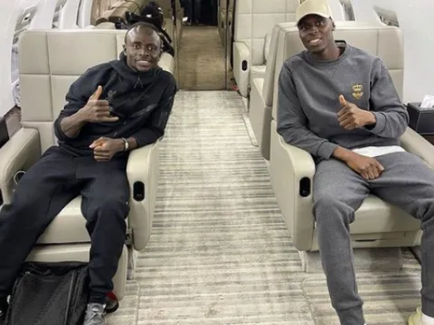 Cùng Sadio Mane lên máy bay, Mendy không quên khẳng định một điều