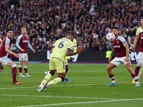 Cuộc đua Top 4 Premier League xuất hiện đối thủ điên rồ