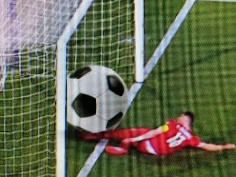 Cười té khói với loạt ảnh chế Ronaldo không được công nhận bàn thắng