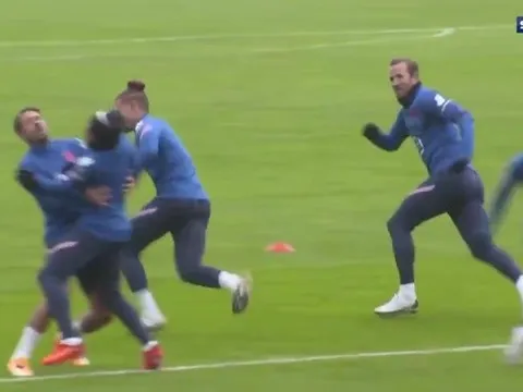 Cười té ngửa khi 2 sao tuyển Anh vô tình "thiết đầu công"