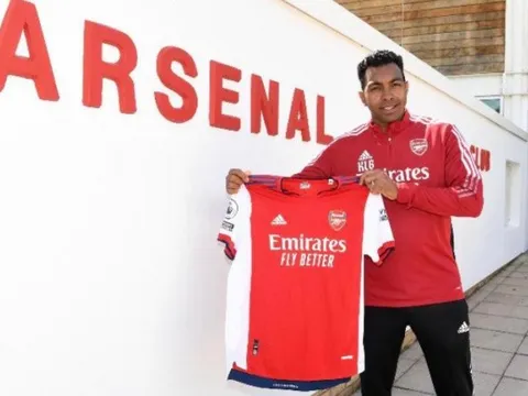 Cựu HLV Arsenal nhận trát sa thải