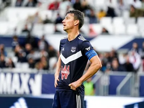 Cựu sao Arsenal bị tước băng thủ quân
