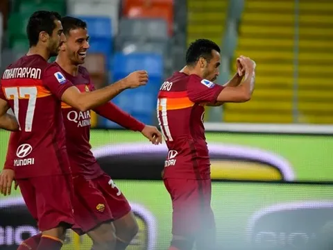Cựu sao Chelsea cứu rỗi Roma bằng siêu phẩm khiến đối phương "đứng hình"