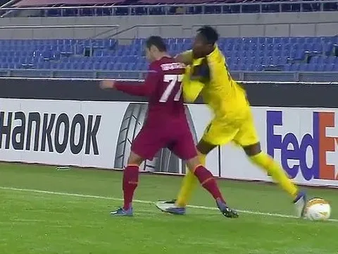 Cựu sao MU bị đấm thẳng mặt ở Europa League