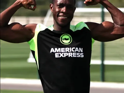 Cựu tiền đạo Man Utd khoe body cực chất