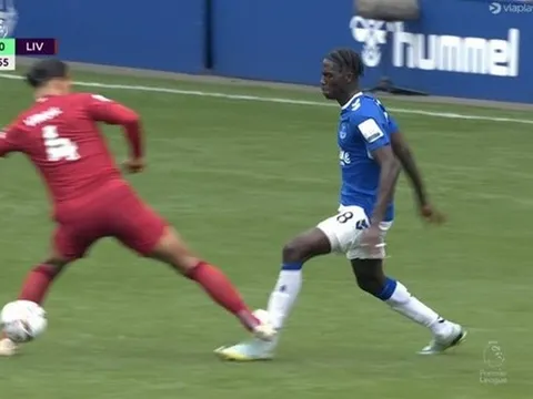 Cựu trọng tài giải thích lý do Van Dijk tránh thẻ đỏ