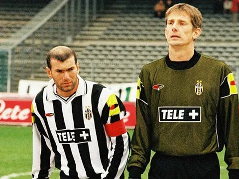 Van der Sar: 'Nếu được chọn lại, tôi sẽ không đến Juventus'