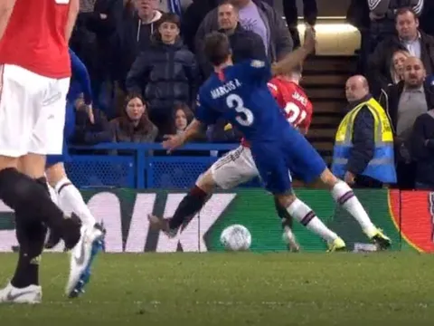 Gary Neville: "Sai lầm nghiêm trọng từ hậu vệ giàu kinh nghiệm"