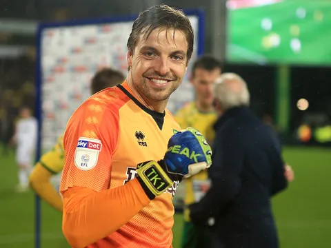 Man Utd giúp "thánh cản penalty" vô đối Premier League