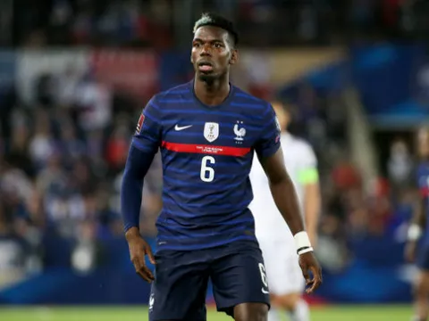 Đã đến lúc Solskjaer cho Pogba nghỉ ngơi và trao cơ hội cho Van de Beek