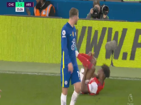 'Đá tảng' hóa tội đồ; Mason Mount hét vào mặt sao Arsenal