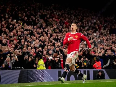 Dalot chuyền bóng ảo diệu; Ronaldo nhảy múa trong vòng cấm