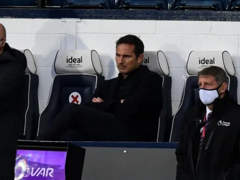 Dàn sao Chelsea sững sờ nhìn Lampard như muốn xé nát 'tội đồ'