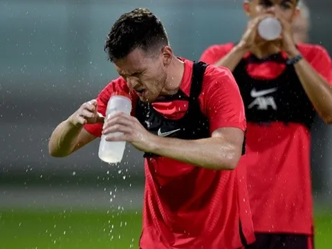 Dàn sao Liverpool bơ phờ, muốn kiệt quệ tại Singapore