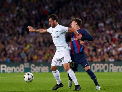 Dàn tiền vệ trứ danh Barca chào thua "cỗ máy chuyền dài"