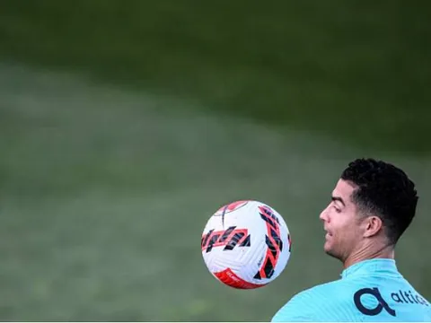 Đang hứng "sao quả tạ", Ronaldo vẫn tự tin phô diễn kỹ năng