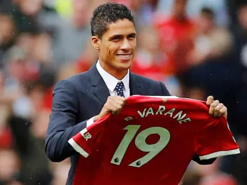 Đằng sau màn ra mắt M.U hoành tráng của Varane