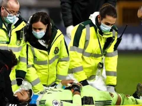 Đáng sợ! Va chạm với Coady, Rui Patricio bất tỉnh trên sân