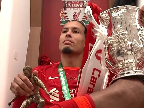 Đánh bại Kepa, Van Dijk ăn mừng ngạo nghễ bên 2 danh hiệu lớn