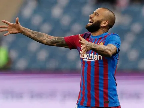 Dani Alves đi vào lịch sử El Clasico