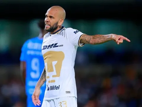 Dani Alves lên tiếng sau khi bị CĐV la ó
