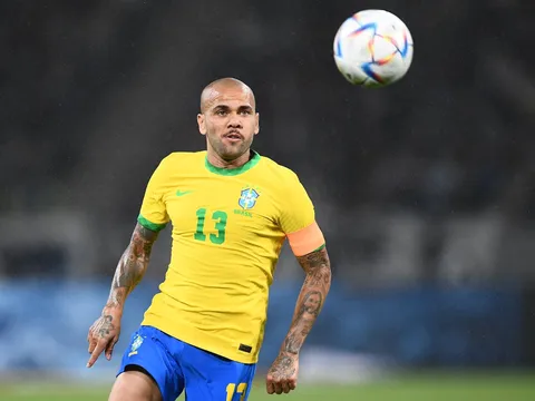 CHÍNH THỨC: Dani Alves ra mắt bến đỗ mới