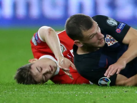 Daniel James "chạy như ngựa" sau cú va chạm kinh hoàng gây bất tỉnh, mắt nhắm nghiền