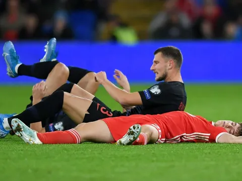 Sốc! Cầu thủ hay nhất Man Utd chấn thương đầu, nằm bất động trên sân đấu