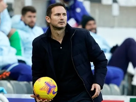 Đấu Newcastle, Frank Lampard khiến NHM ấm lòng với 1 hành động