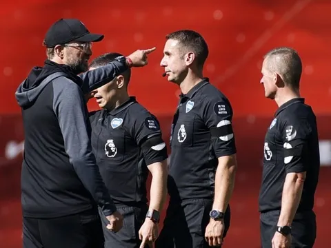 David Coote - Thảm họa trọng tài Premier League, kẻ thù chung của Chelsea và Liverpool