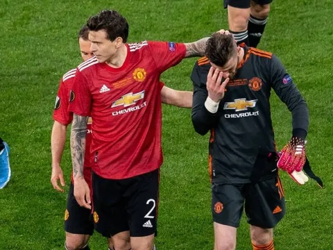 David De Gea lại được "đàn anh" bảo vệ