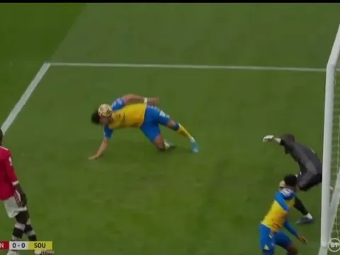 David De Gea suýt hóa tội đồ