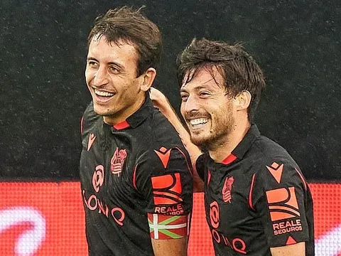 David Silva ghi bàn ra mắt, đưa Real Sociedad trở lại ngôi đầu