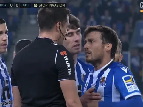 David Silva nhận thẻ đỏ đầu tiên sau 700 trận