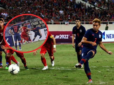 Đây, hành động của Đoàn Văn Hậu khiến trọng tài thổi penalty cho Thái Lan