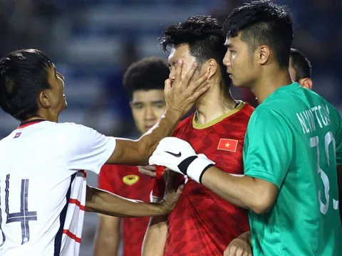 Đây, hình ảnh tố sao gốc Việt U22 Campuchia "chơi bẩn" với Thành Chung