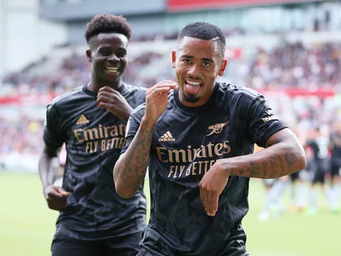 Tấn công như vũ bão, Arsenal chiếm lại ngôi đầu bảng