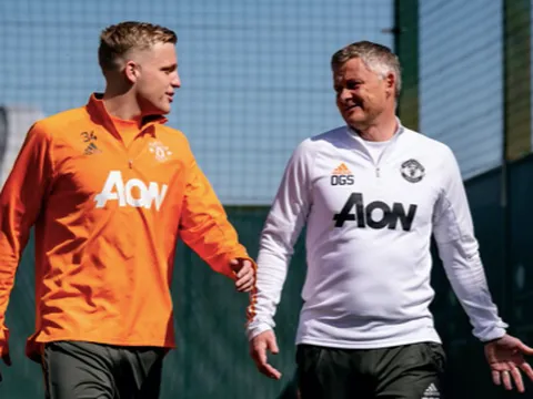 De Beek "thủ thỉ" với Solskjaer, 2 sao trẻ có mặt trên sân tập M.U