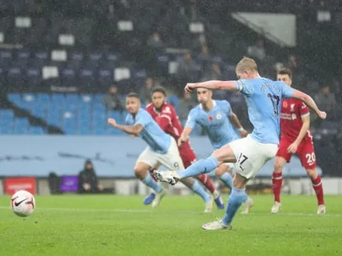De Bruyne hóa "tội đồ", Man City tiếc nuối chia điểm cùng Liverpool