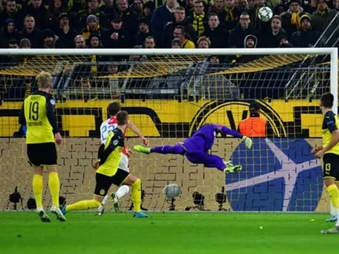 De Gea nhập, thủ thành Dortmund đóng vai "đấng cứu thế" bảo vệ khung gỗ